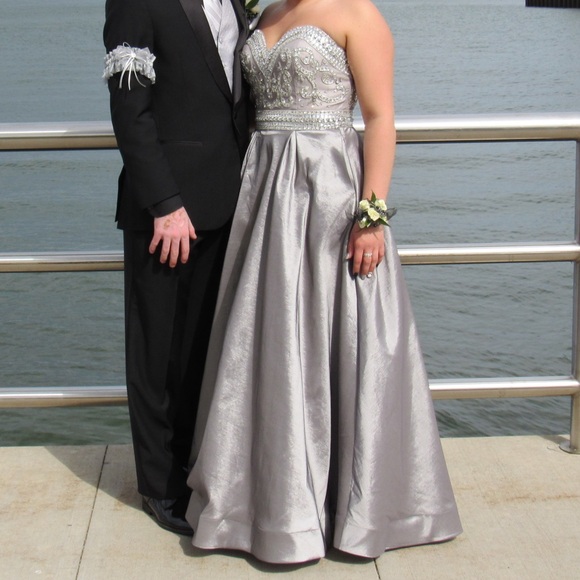 Silver Prom Dress Size 12 Mac Duggal - Picture 1 of 8